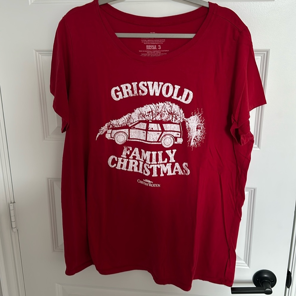 Pre owned red christmas vacation t shirt. Ripple Junction brand